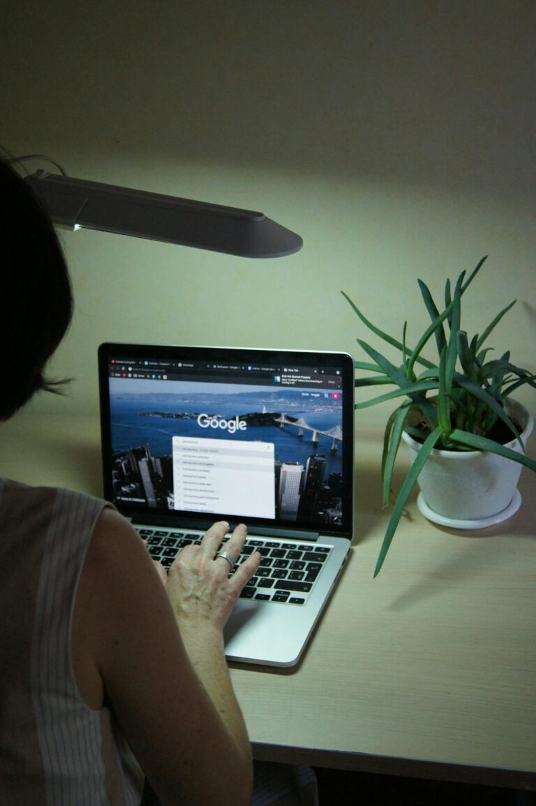 google-auf-laptop-macbook-bildschirm