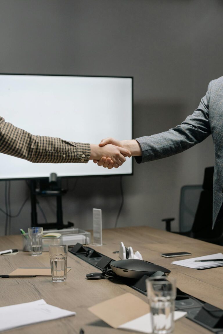 menschen-schuetteln-sich-die-hand-im-office